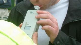 Şofer din Blaj prins la volan cu o alcoolemie de Cartea Recordurilor, spune că şi-a dat cu spray în gură