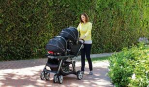 O profesoară din Târgovişte a strâns un bebeluş de gât în parcarea unui centru comercial