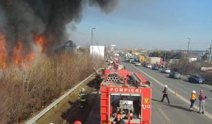 Incendiu uriaş într-un parc de dezmembrări auto de pe Centura Capitalei