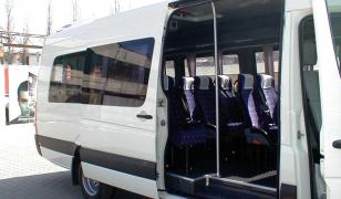 O fetiţă a căzut în cap, dintr-un microbuz şcolar aflat în mers, la Zalău