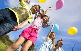 În 10 zile, toţi copiii ar trebui să primească alocaţiile aproape dublate. Guvernul a adoptat ordonanţa