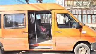 Fetiţa care a căzut din microbuz şi a murit stătea pe un scaun fără spătar, iar şoferul avea pasageri în plus (Video)