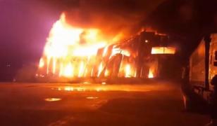 Mai multe camioane s-au făcut scrum