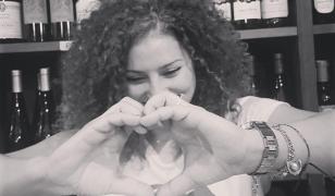 Cristina lasă pungi cu mâncare proaspătă în faţa barului ei