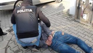 După ce a rămas fără băutură, în loc să plece acasă, un bărbat din Argeş a intrat peste o femeie în casă, pe care a înjunghiat-o