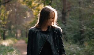 Româncă de 18 ani arestată la Perugia, după ce a furat portofelele a zeci de italieni cu un simplu sărut