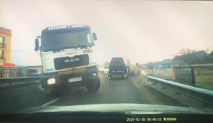 Video cu momentul dramatic în care o basculantă intră în plin într-o maşină care circula regulamentar, în Bistriţa