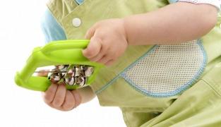 Jucărie pentru bebeluşi, retrasă de la vânzare de un hipermarket din România. Apelul către clienţii care deja au cumpărat-o