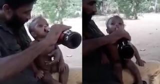 Bebeluşul de doar un an a fost forţat de tată să bea bere