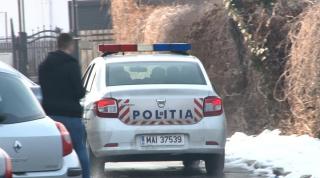 Un tânăr din Bacău şi-a călcat amanta cu maşina, după ce femeia a atacat-o pe soţia lui