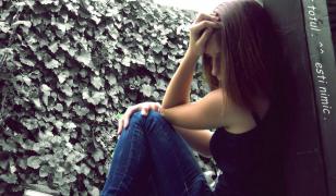 Fată din Râmnicu Vâlcea fură bani şi aur din casă, după ce i-a trimis iubitului poze indecente