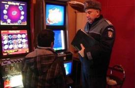 Bărbat din Bistriţa pierde tot salariul la păcănele, începe să distrugă sala de jocuri, intervin jandarmii