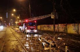 Ravagii în Bucureşti, după codul galben de vreme severă. Zeci de mașini distruse, copaci rupți şi stâlpi doborâţi