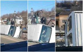 Microbuz răsturnat în şanţ la Moisei. Pasagerii au sărit pe geam