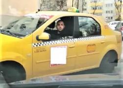 Taximetrist violent filmat când loveşte cu pumnul geamul unei maşini, în trafic (Video)