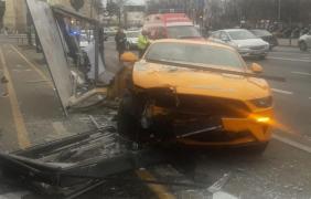 Un Ford Mustang a spulberat staţia de autobuz de lângă Parcul Herăstrău, 2 victime transportate de urgenţă la spital