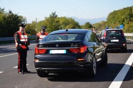 Româncă fugară, la volanul unui BMW, prinsă în Italia, după ce a fost lovită cu pumnul în gură la semafor