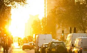 Soare într-o zi de iarnă pe stradă de oraș