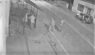 2 bătrâni de 70 de ani bătuţi crunt de 3 tineri, pe o stradă din Caraş Severin (Video)