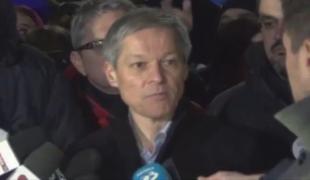 Dacian Cioloș dă declarații în Piața Victoriei
