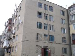 Două adolescente din Moldova s-au luat de mâini şi s-au aruncat în gol de pe un bloc (Video)