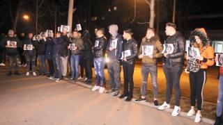 Protest al tinerilor din Buzău, pentru pedepsirea tuturor persoanelor implicate în moartea Valentinei, arsă de vie în apartament (Video)