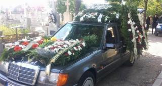 Preoţii nu mai vor coroane funerare la înmormântări. De preferat, o singură floare şi plicul cu bani