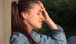 Bărbat din Bacău, încătuşat după ce şi-a batjocorit fiica sub ochii soţiei