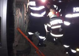 O tânără a murit strivită de propria maşină, după ce s-a răsturnat cu autoturismul, la Floreşti