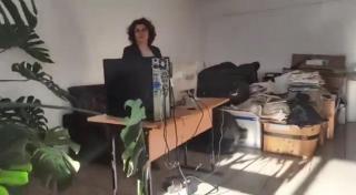 Funcţionară din Gorj, umilită de primar. Lucrează pe hol, în frig şi nu are voie să stea pe scaun (Video)