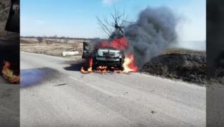 Maşina s-a aprins instantaneu după ce a lovit un cap de pod