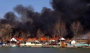 Incendiu devastator în Delta Dunării. Sute de hectare din rezervaţie au fost cuprinse de flăcări