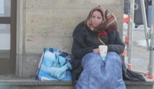 Narcisa cerșește pe stradă, în Munchen