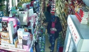 Hoțul fură deodorante din magazin