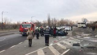 Accident cu 3 maşini în Bucureşti, lângă Parlament. Copil dus la spital, Logan răsturnat (Video)