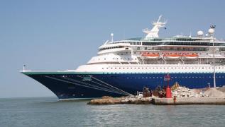 Turişti români abandonaţi după o croazieră de lux în Caraibe. Au fost debarcaţi pe o insulă doar cu hainele de pe ei