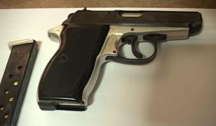 O poliţistă din Vâlcea a rămas fără pistol, după ce hoţii i-au spart casa