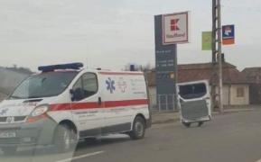 O ambulanta a rămas fără ușa din spate, la Turda