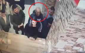 Hoţ român căutat de austrieci cu mandat european de arestare, filmat cum îi fură telefonul unei tinere, în Arad (Video)