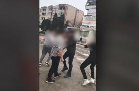 Adolescent snopit în bătaie de alţi trei puştani, în Baia Mare. L-au lovit fără milă cu pumnii în plină stradă (Video)