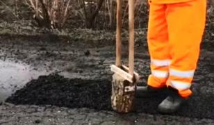 Asfaltare cu maiul pe un drum acoperit cu apă din Timiş