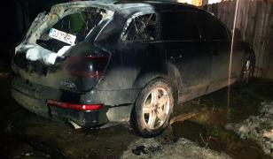 Un tânăr a incendiat un Audi Q7 pentru a-i dovedi fostei iubite cât de mult îi lipseşte