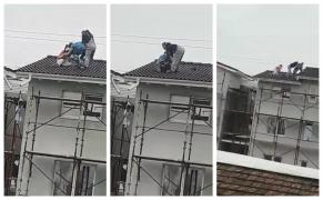 3 muncitori beţi, filmaţi pe acoperişul unei case din Timiş. Unul îşi pierde pantalonii, ceilalţi în pericol să cadă (Video)