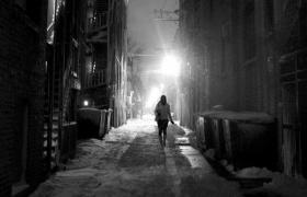 Bătrân jefuit de 4.000 de euro, atras de o fată de 16 ani într-un gang din Timişoara