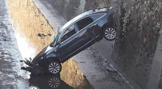 Doi români din Bergamo au furat un superb Audi A6, apoi au plonjat cu maşina într-un canal