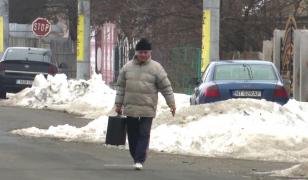 Bătrânul care a furat o valiză criminalistică la Roman a fost reţinut şi băgat în arest