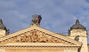 Un bărbat îmbrăcat în Superman ameninţă că se aruncă de pe Teatrul Naţional din Iaşi