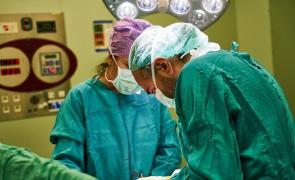 Alţi doi medici fără avize profesează în România. Cei doi operează în clinici private din Capitală