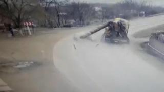 Momentul în care buștenii zboară pe drum din camion