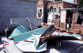 Şase români au făcut prăpăd într-un cimitir din Italia. Au distrus mormintele, au rupt crucile şi au furat tot ce au prins